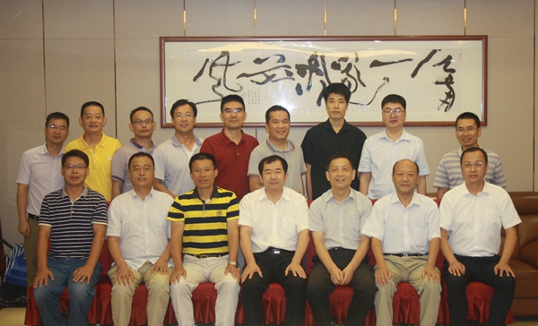 李天太校長與南海西部石油管理局校友合影.jpg