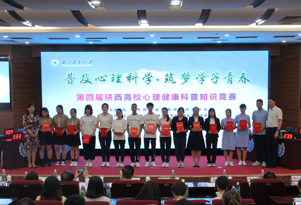 右起5、6、7系我校學生.png
