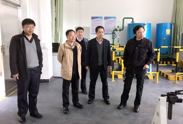 參觀廣東石油化工學院重點實驗室 - 副本.JPG