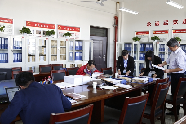 專家查閱資料進校考察3 - 副本.JPG