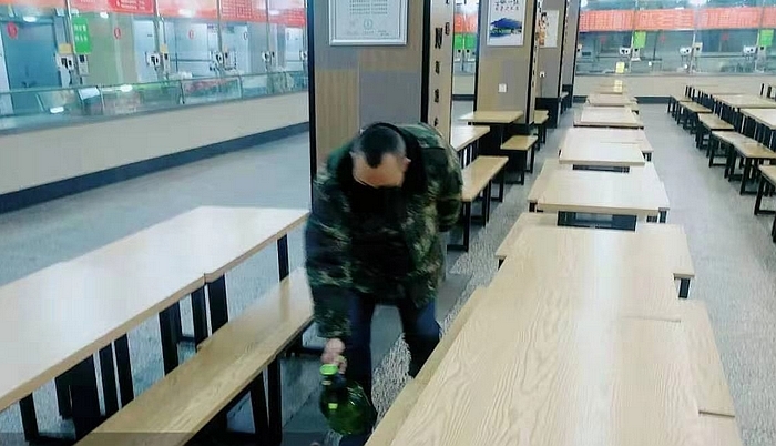 復件 后勤對雁塔校區(qū)食堂就餐區(qū)使用消毒水進行擦拭、藥物噴灑4(2020-01-27).jpg
