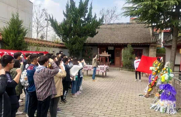 學生在鄠邑區東索村烈士陵園開展主題黨日活動 - 副本.jpg